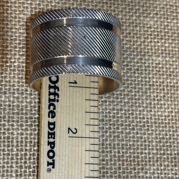 Napkin Rings Silver Colored Tone Modern Set of 8 Heavy Contemporary - Picture 7 of 8